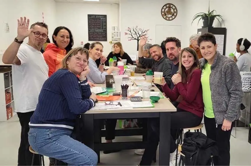 Une matinée au club Sainte-Julie, les membres autour des tables