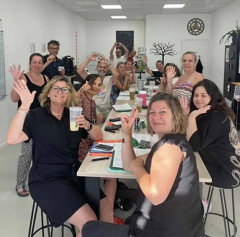 Les membres du club Sainte-Julie saluent, tous ensemble