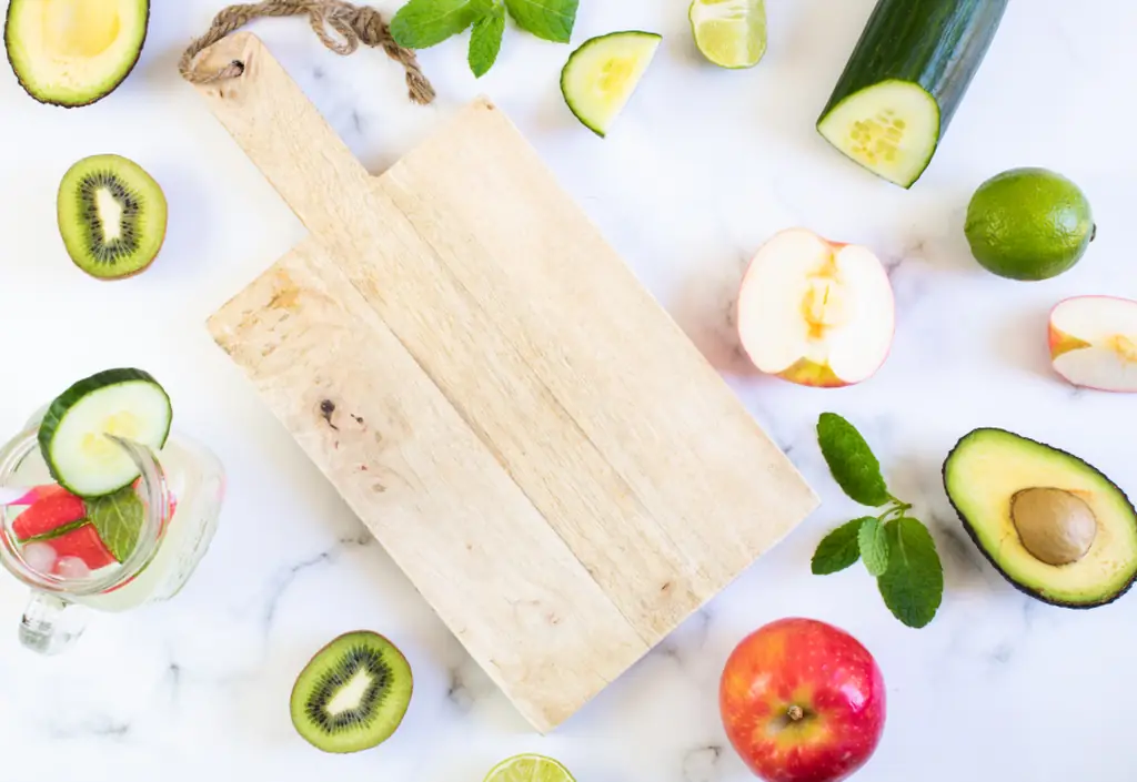 Des fruits et des légumes frais autour d’une planche en bois