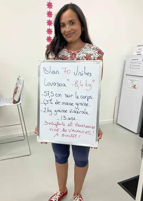 Ardoise de bilan tenue par une membre du club Sainte-Julie