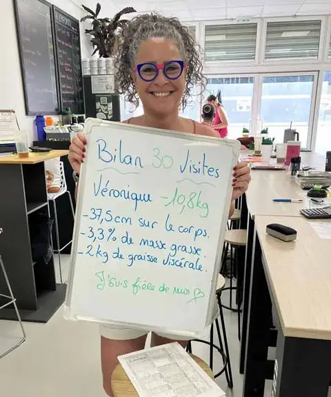Ardoise de bilan tenue par une membre du club Sainte-Julie