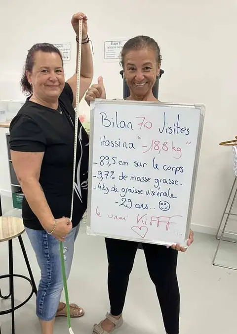 Ardoise de bilan tenue par une membre du club Sainte-Julie