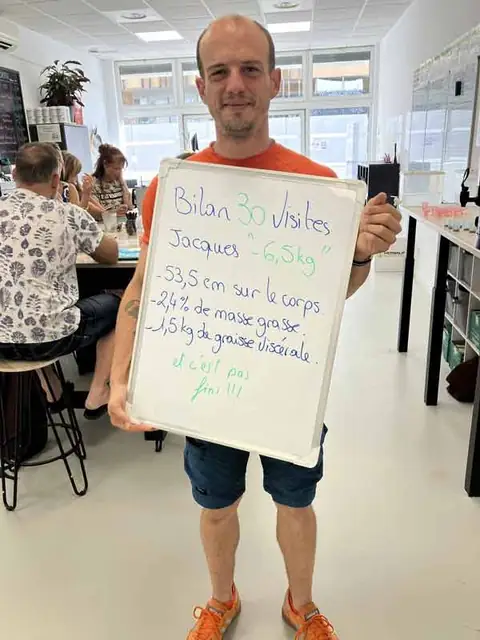Un membre du club tient l’ardoise de son bilan, au club de Grabels