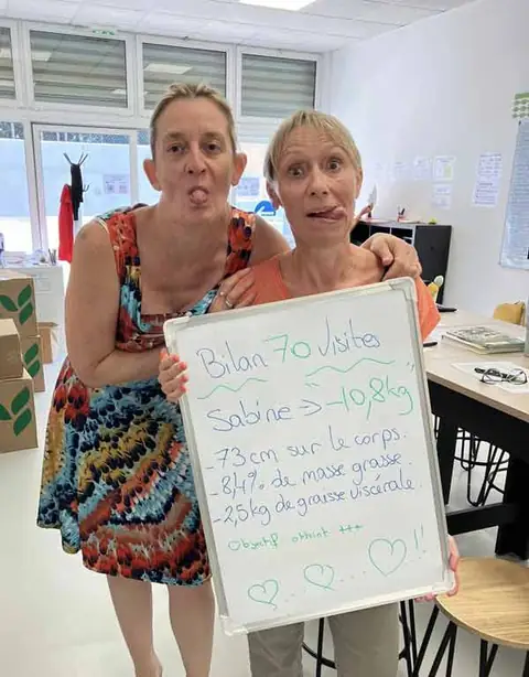 2 membres du club posent avec l’ardoise d’un bilan