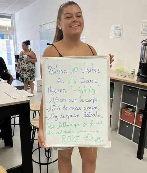 Une membre du club tient l’ardoise de son bilan, au club de Grabels
