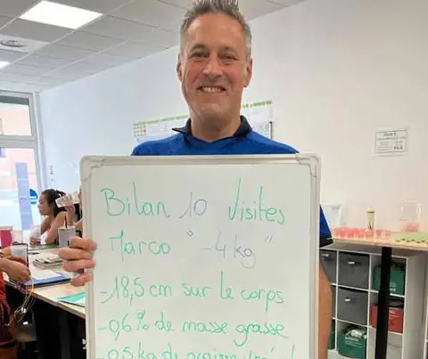 Un membre présente son bilan sur une ardoise blanche, dans la salle du club