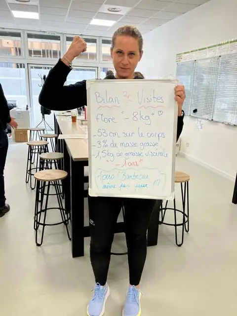 Une membre du club tient l’ardoise de son bilan, au club de Grabels