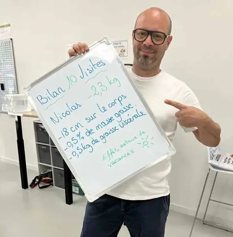 Un membre du club tient l’ardoise de son bilan, au club de Grabels