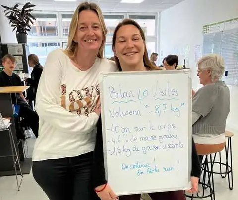 2 membres du club posent avec l’ardoise d’un bilan