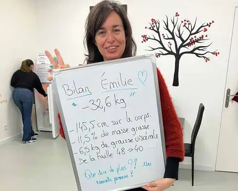 Une membre du club tient l’ardoise de son bilan, au club de Grabels